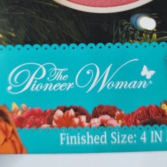 New Pioneer Woman Embroidery Ornament Kit Stay Cozy 4" Gingerbread House collect - Picture 6 of 6